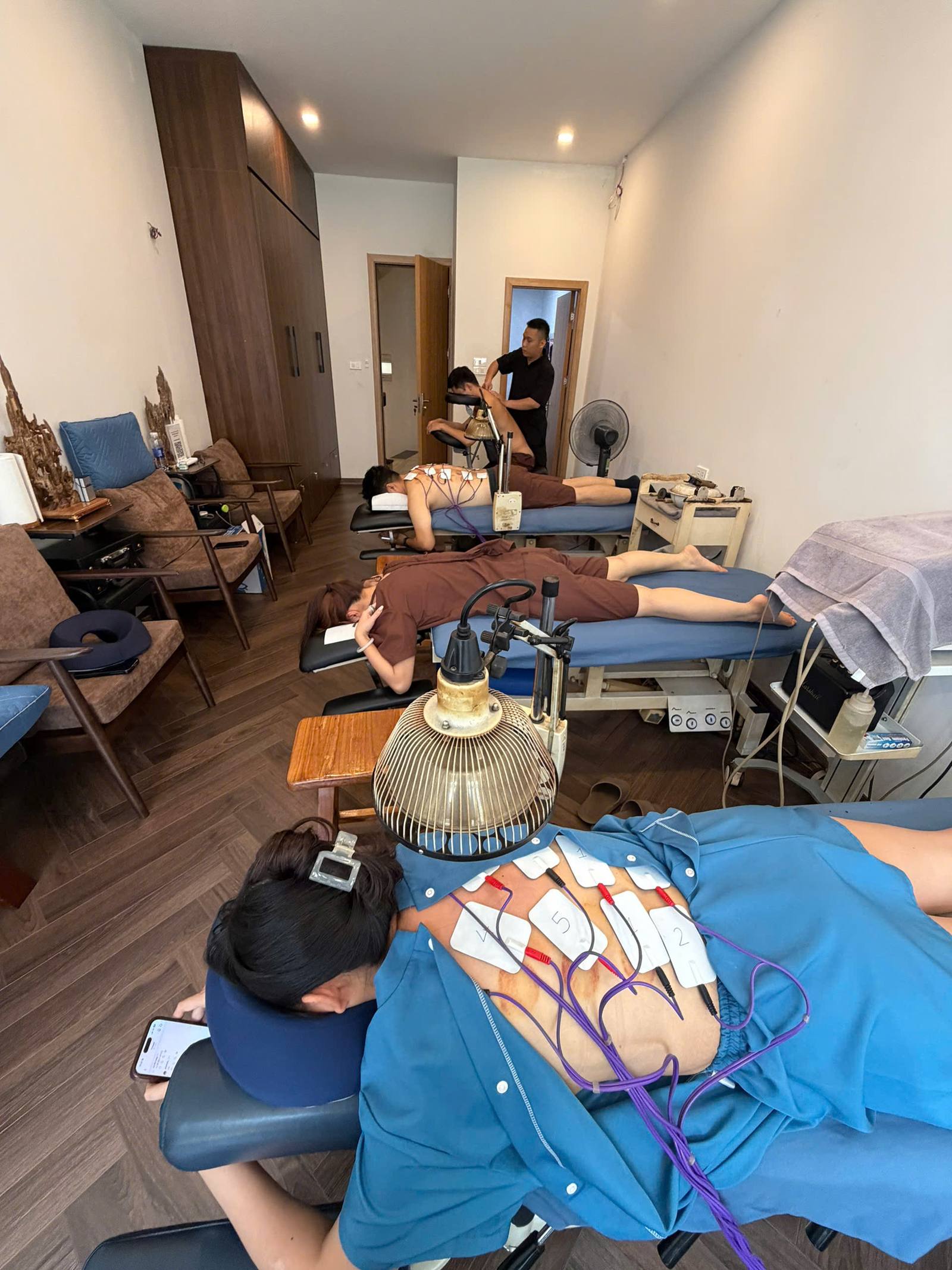 Không gian trị liệu với dàn máy điện xung và đèn hồng ngoại