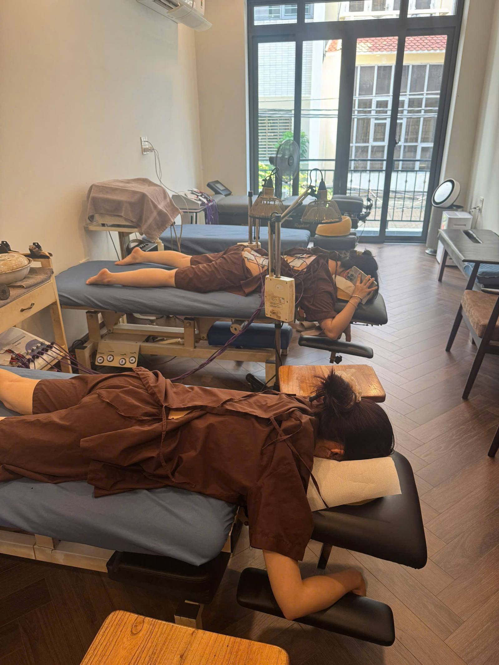 Khách nằm dưới đèn hồng ngoại trong buổi trị liệu