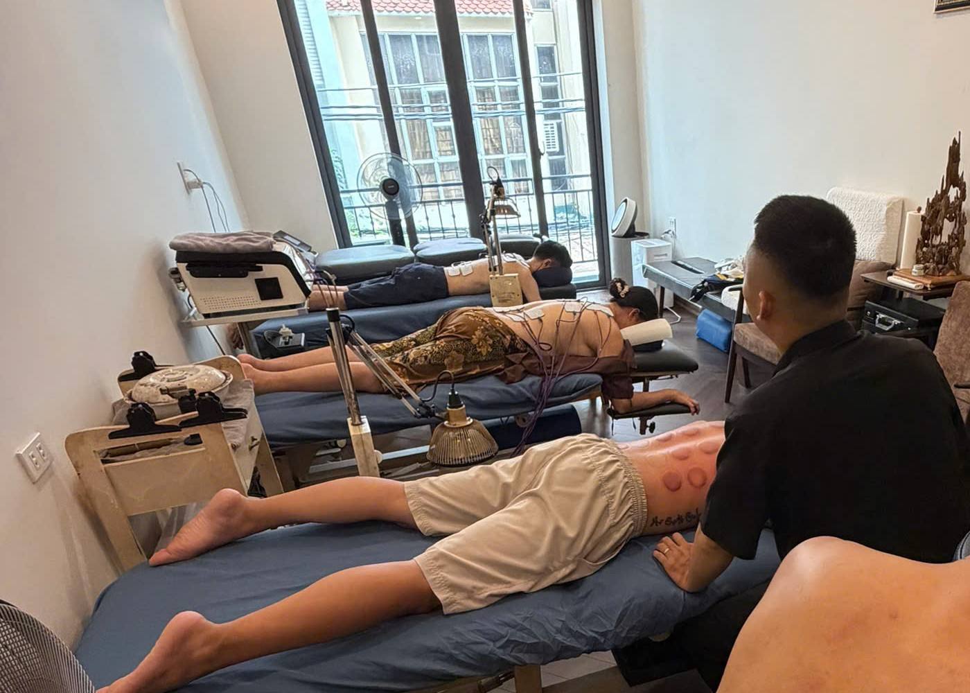 Chuyên gia đang thực hiện giải cơ cho khách tại cơ sở