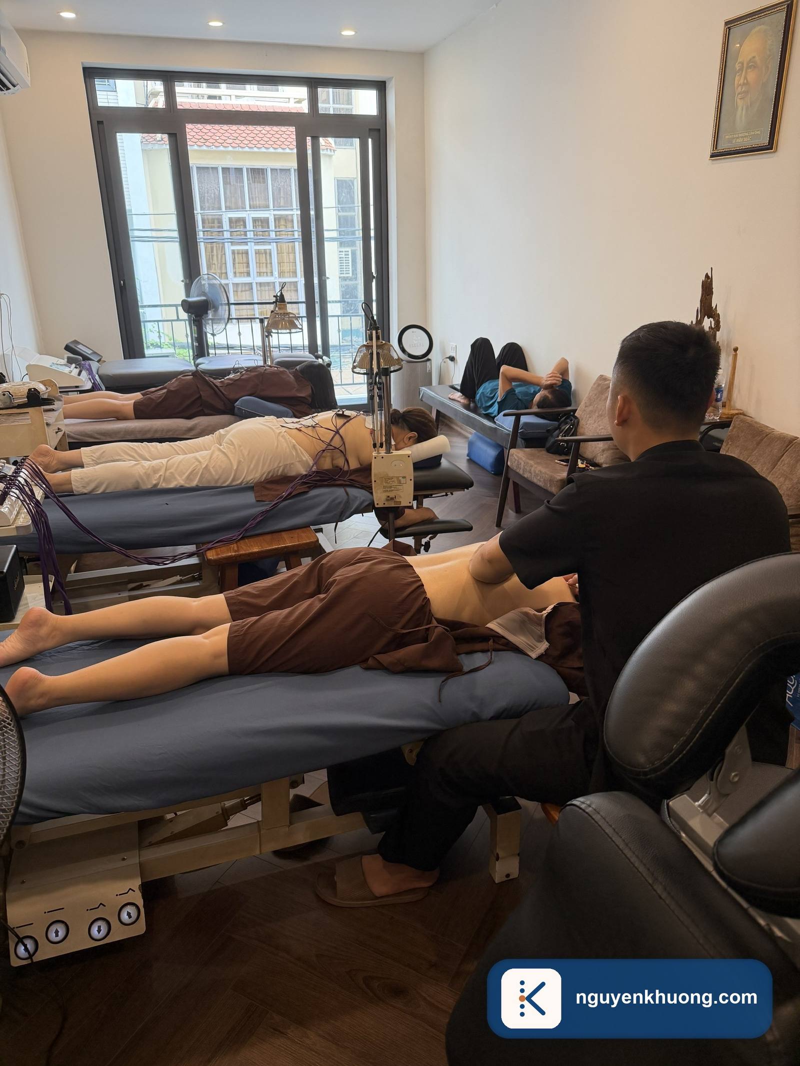 Phòng trị liệu Nguyễn Khương, nhiều khách đang được giải cơ bằng tay và thiết bị điện xung