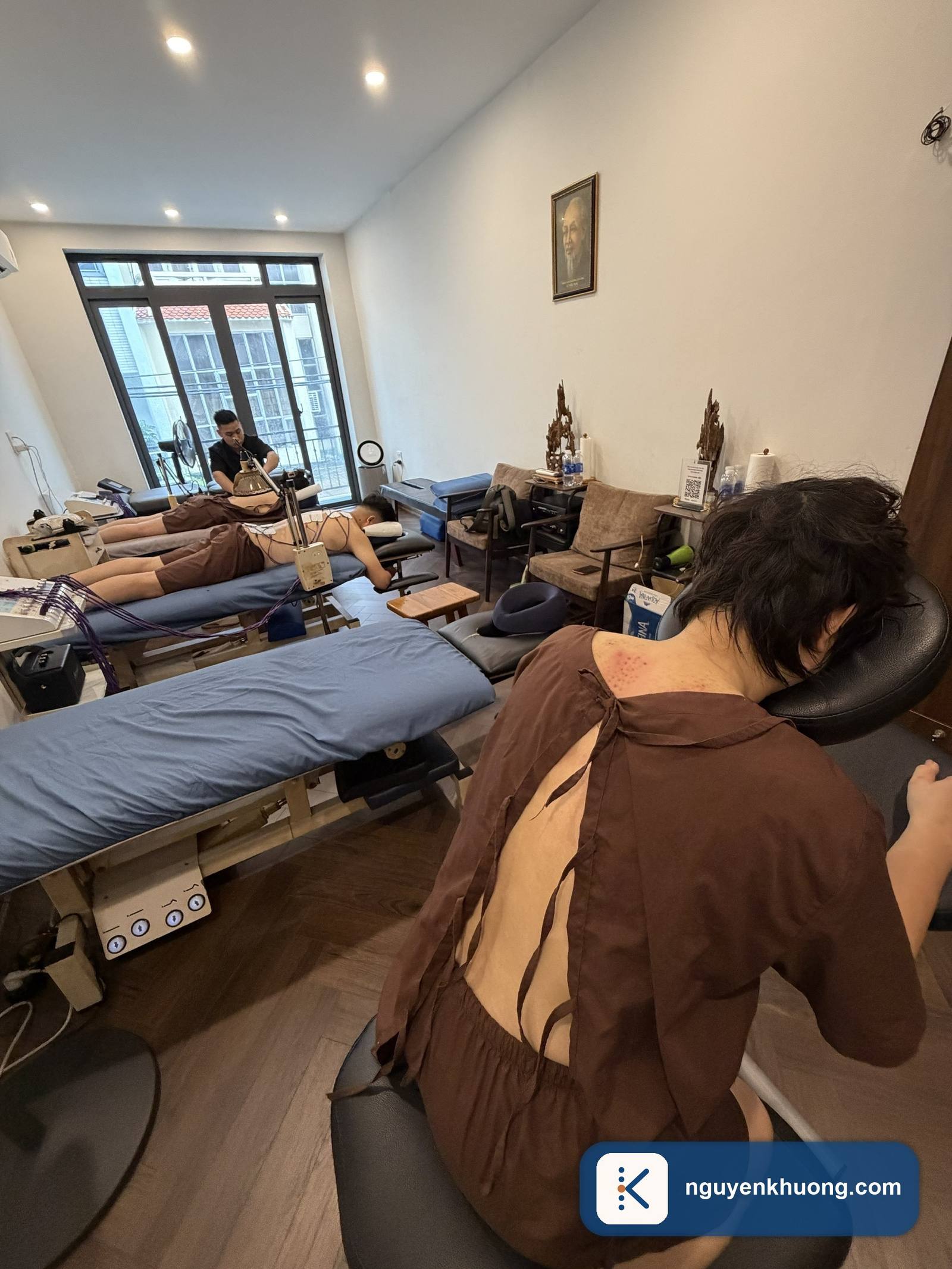 Phòng trị liệu Nguyễn Khương với nhiều bàn trị liệu và thiết bị điện xung đang hoạt động